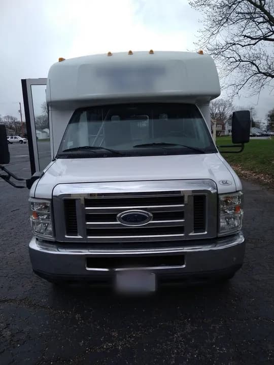 2008 Ford 3DC Elkhart Coach Shuttle Bus - Image 2