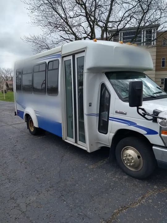 2008 Ford 3DC Elkhart Coach Shuttle Bus - Image 1