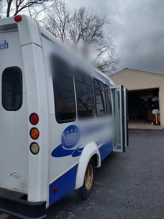 2008 Ford 3DC Elkhart Coach Shuttle Bus - Image 3