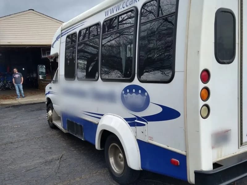 2008 Ford 3DC Elkhart Coach Shuttle Bus - Image 4