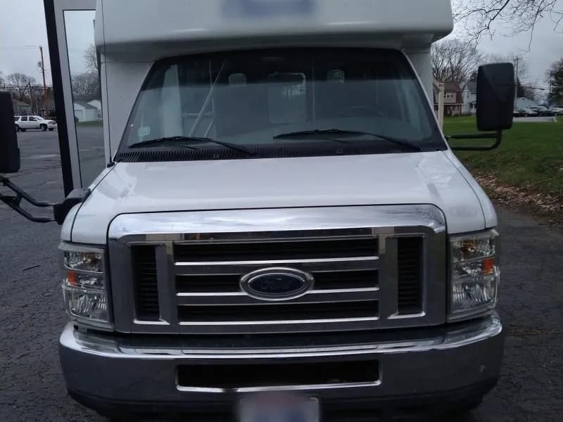 2008 Ford 3DC Elkhart Coach Shuttle Bus - Image 16