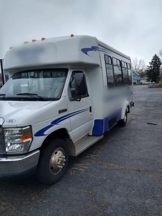 2008 Ford 3DC Elkhart Coach Shuttle Bus - Image 5