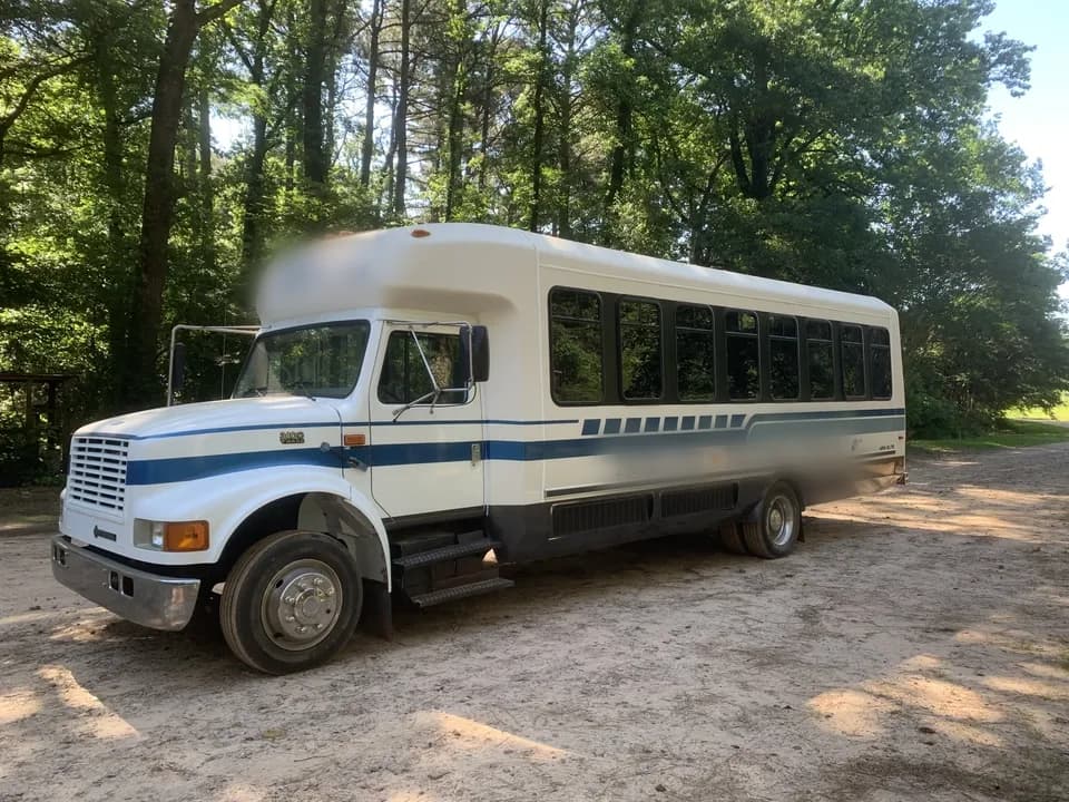 1999 International 340 Shuttle Bus - Image 1
