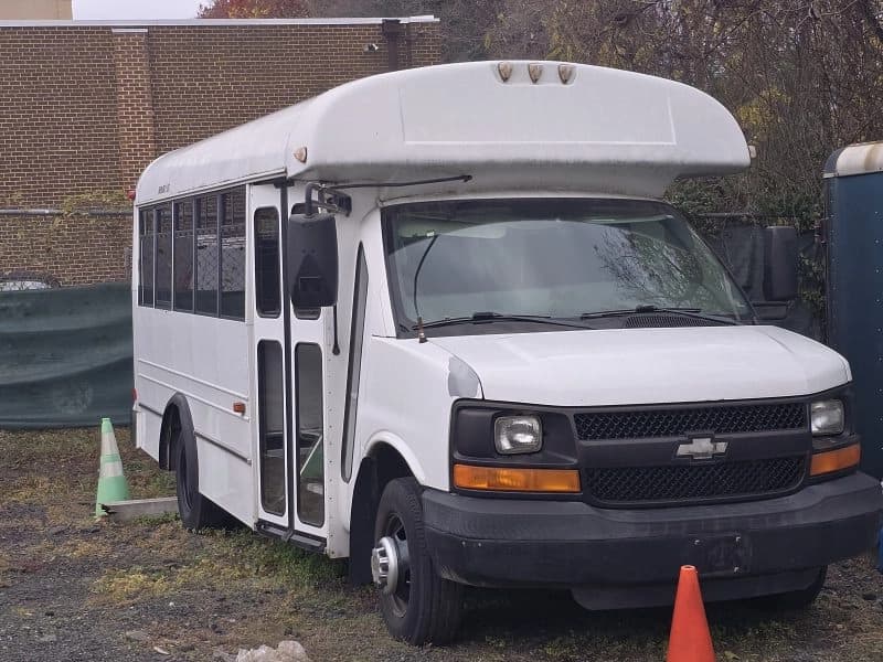 2006 Chevrolet 2500 Shuttle Bus - Image 1