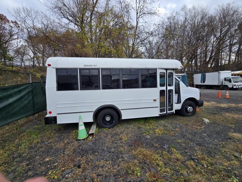 2006 Chevrolet 2500 Shuttle Bus - Image 2