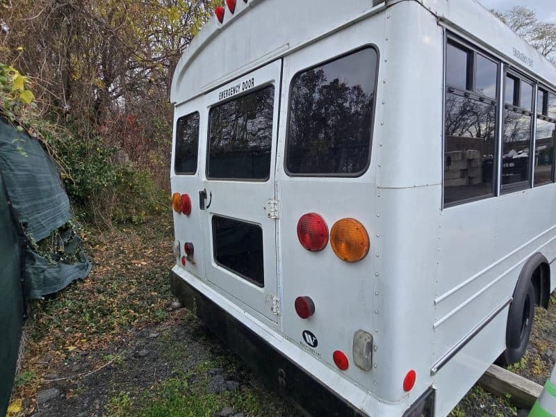 2006 Chevrolet 2500 Shuttle Bus - Image 4