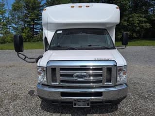 2019 Ford Starcraft bus