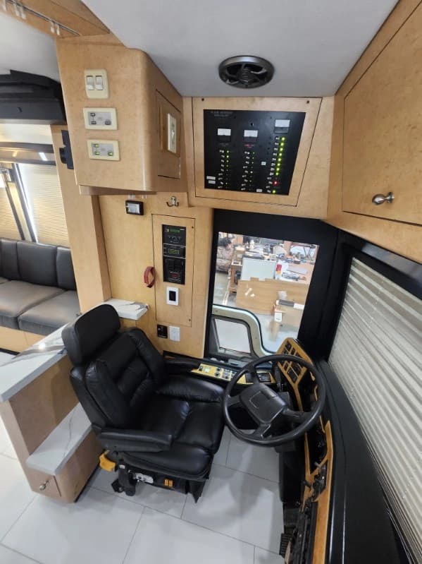 2003 Prevost XLII Entertainer Motorcoach - Image 12
