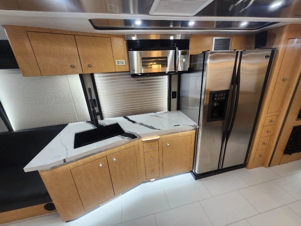 2003 Prevost XLII Entertainer Motorcoach - Image 15
