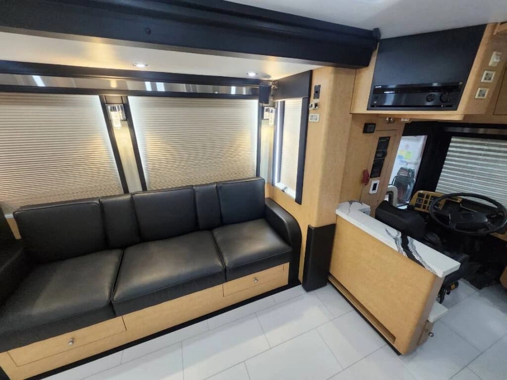 2003 Prevost XLII Entertainer Motorcoach - Image 16
