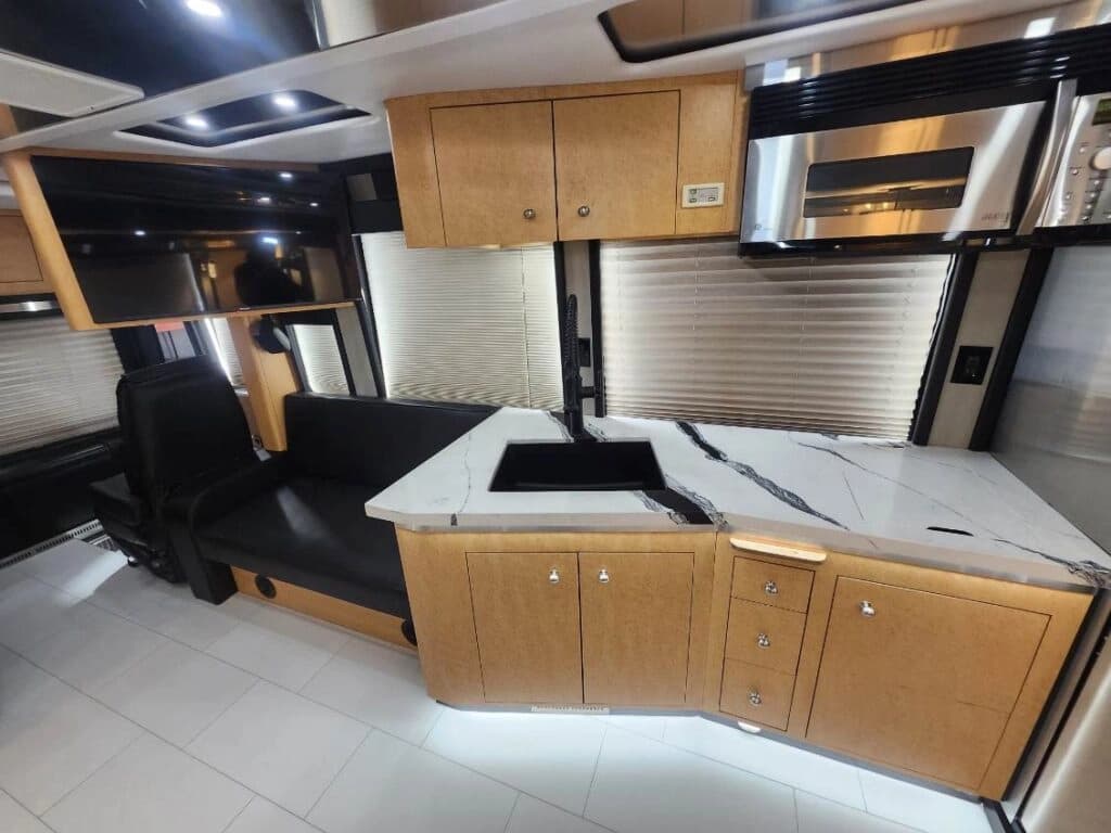 2003 Prevost XLII Entertainer Motorcoach - Image 17