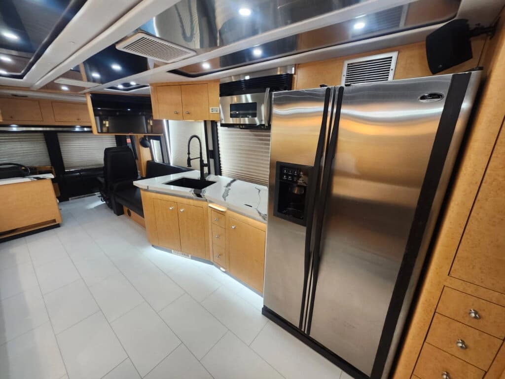 2003 Prevost XLII Entertainer Motorcoach - Image 18