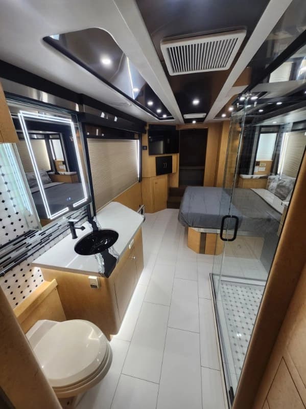 2003 Prevost XLII Entertainer Motorcoach - Image 25