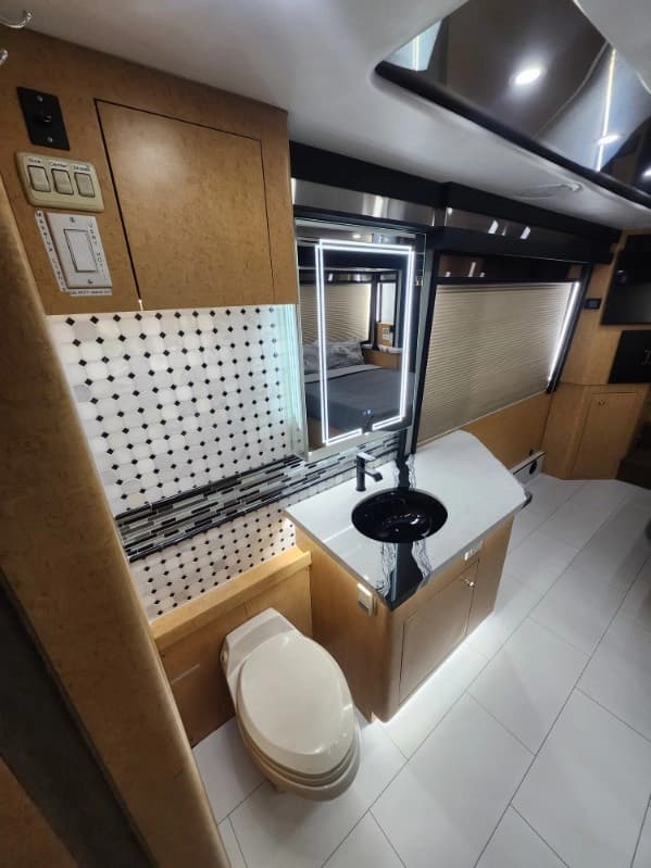 2003 Prevost XLII Entertainer Motorcoach - Image 26