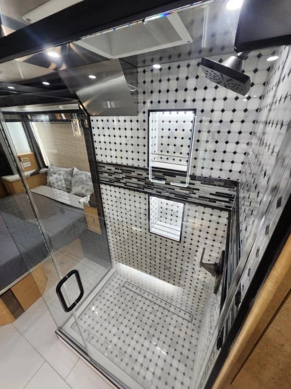 2003 Prevost XLII Entertainer Motorcoach - Image 27