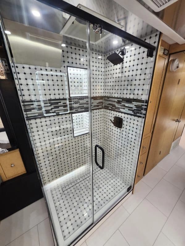 2003 Prevost XLII Entertainer Motorcoach - Image 28