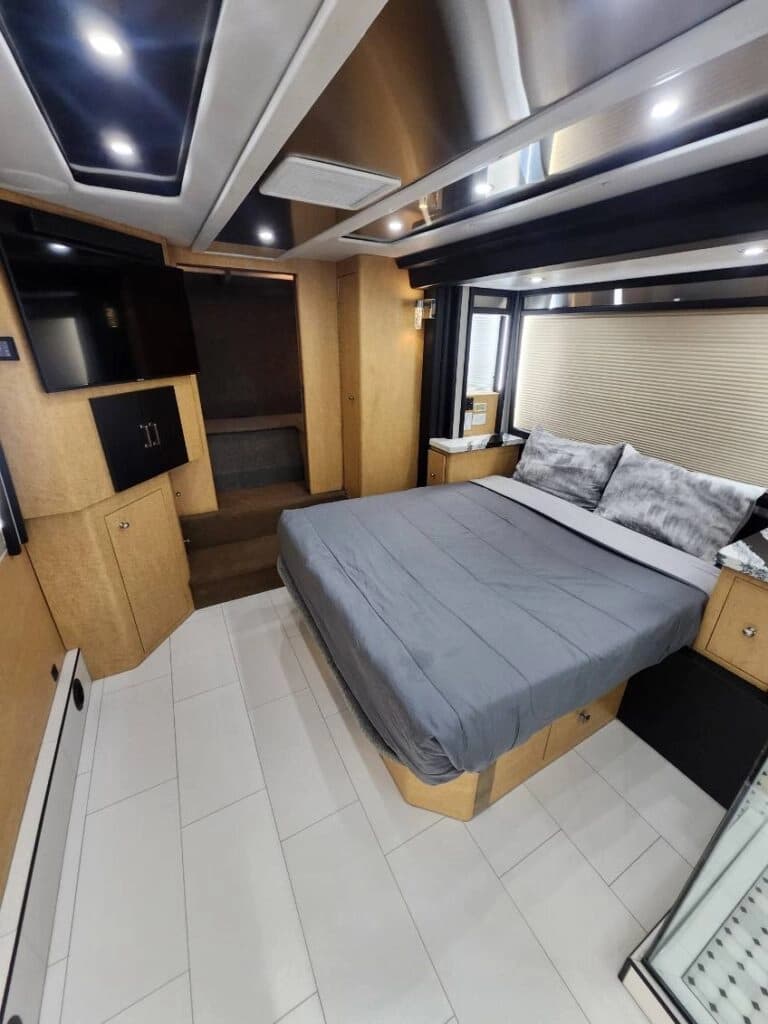 2003 Prevost XLII Entertainer Motorcoach - Image 29