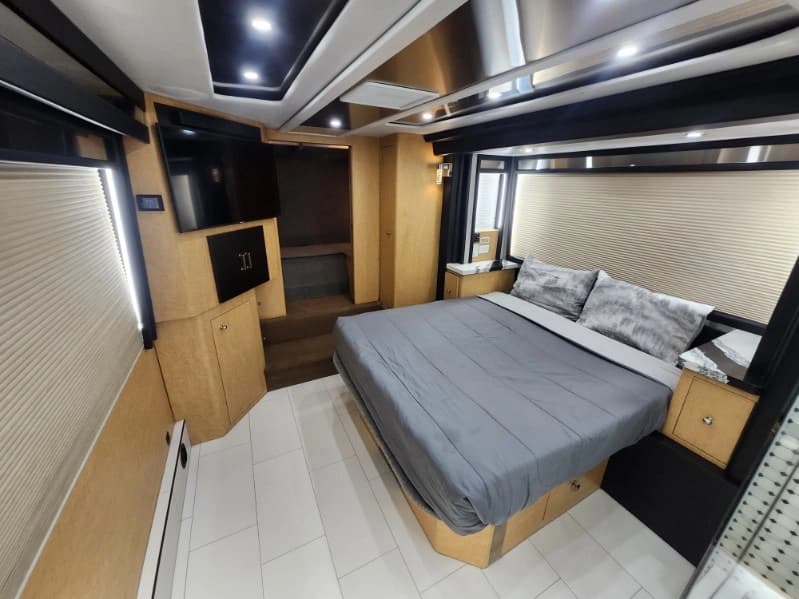 2003 Prevost XLII Entertainer Motorcoach - Image 30