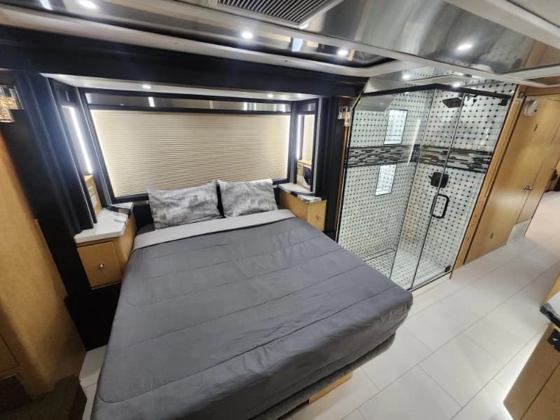 2003 Prevost XLII Entertainer Motorcoach - Image 31