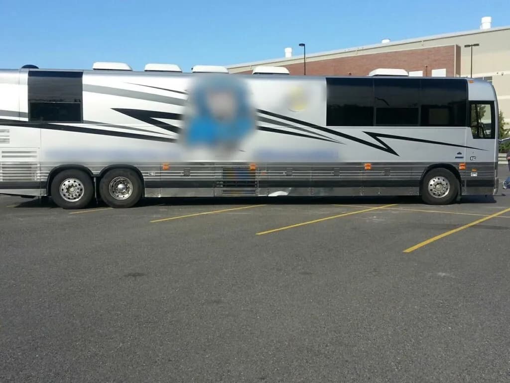 2004 Prevost XLII LeMirage Entertainer Motorcoach - Image 2