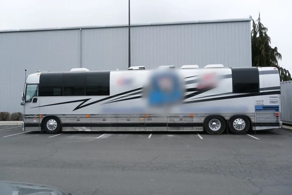 2004 Prevost XLII LeMirage Entertainer Motorcoach - Image 1