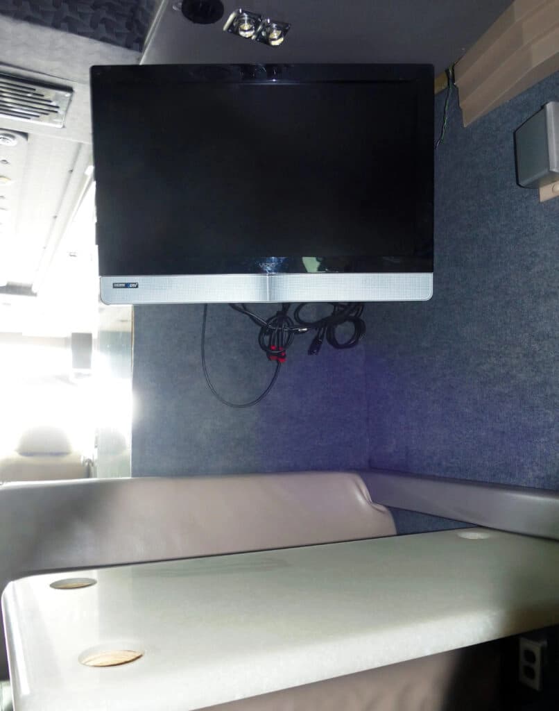 2004 Prevost XLII LeMirage Entertainer Motorcoach - Image 12
