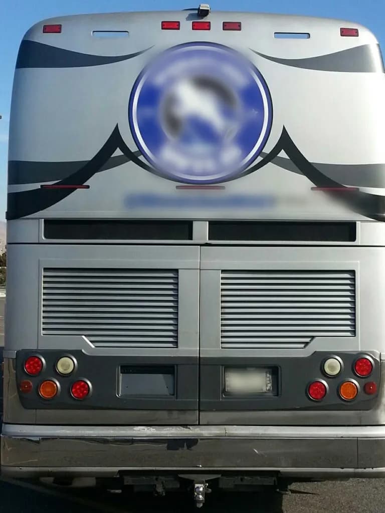 2004 Prevost XLII LeMirage Entertainer Motorcoach - Image 3