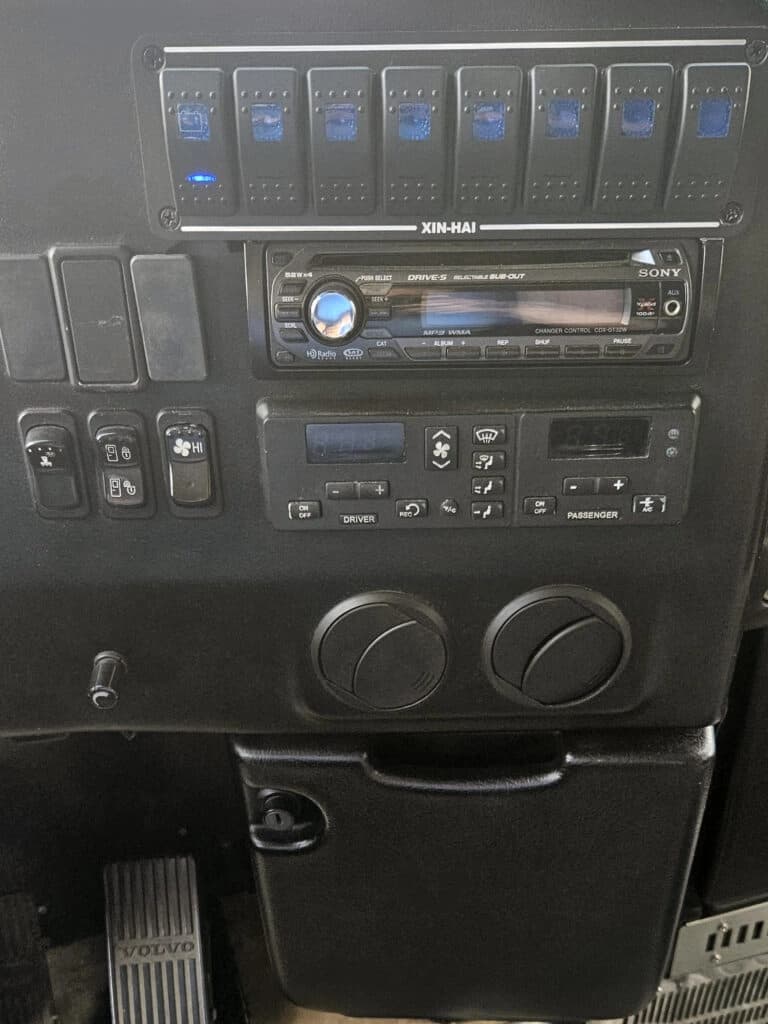 2004 Prevost XLII LeMirage Entertainer Motorcoach - Image 4