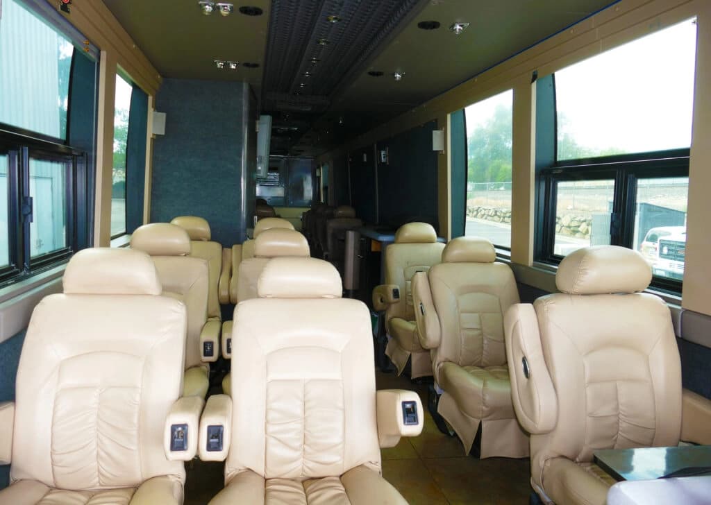 2004 Prevost XLII LeMirage Entertainer Motorcoach - Image 7