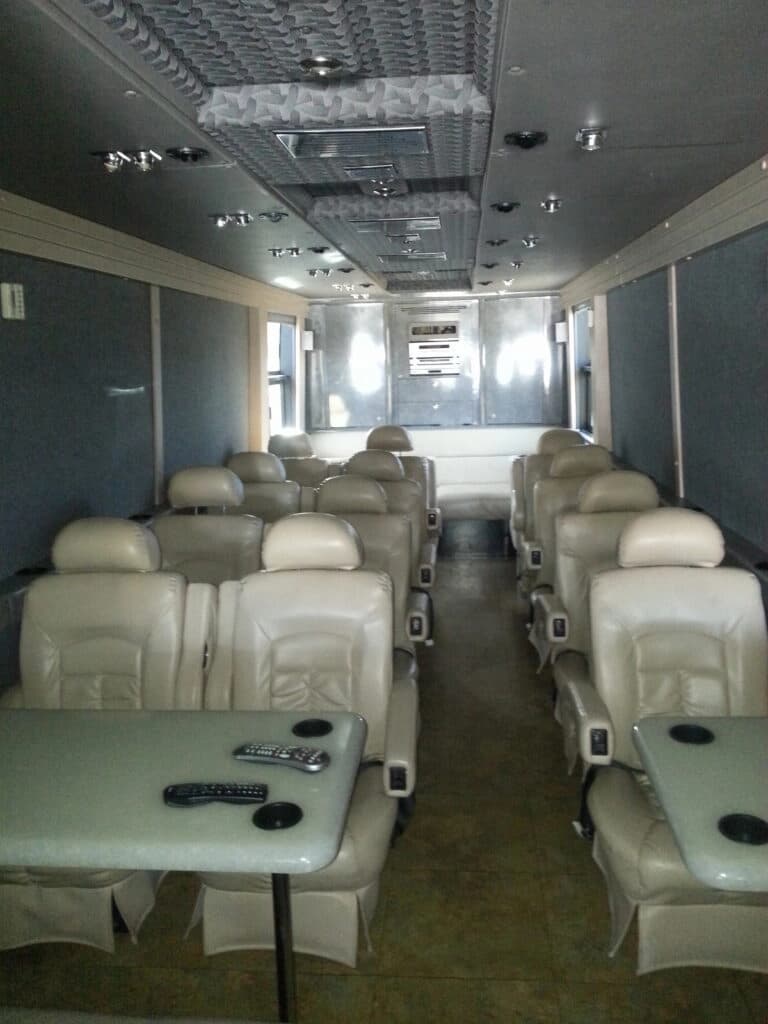 2004 Prevost XLII LeMirage Entertainer Motorcoach - Image 9