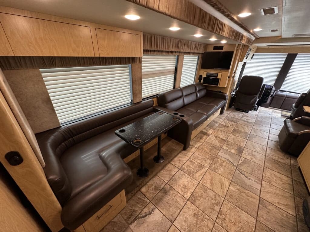 2005 Prevost XLII Entertainer Motorcoach - Image 12