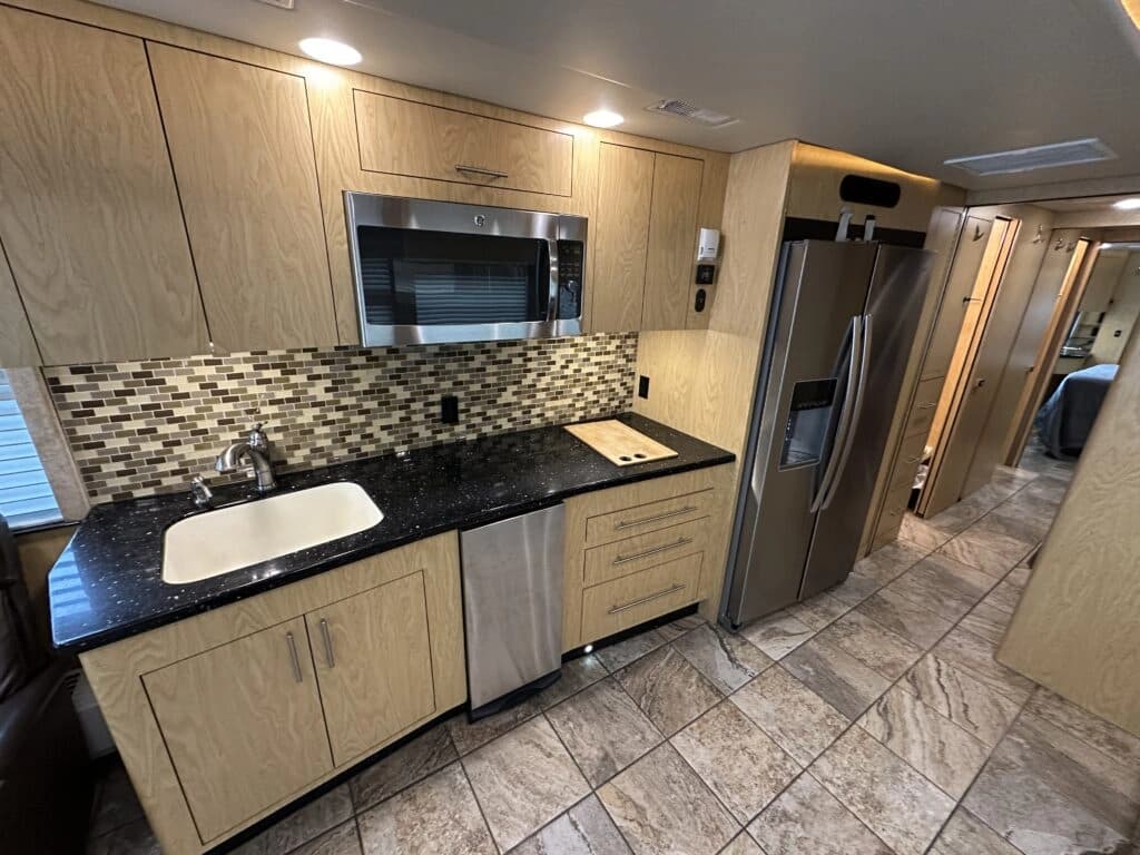 2005 Prevost XLII Entertainer Motorcoach - Image 14