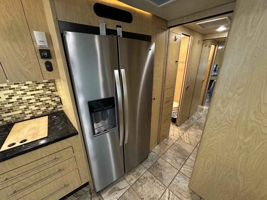 2005 Prevost XLII Entertainer Motorcoach - Image 16