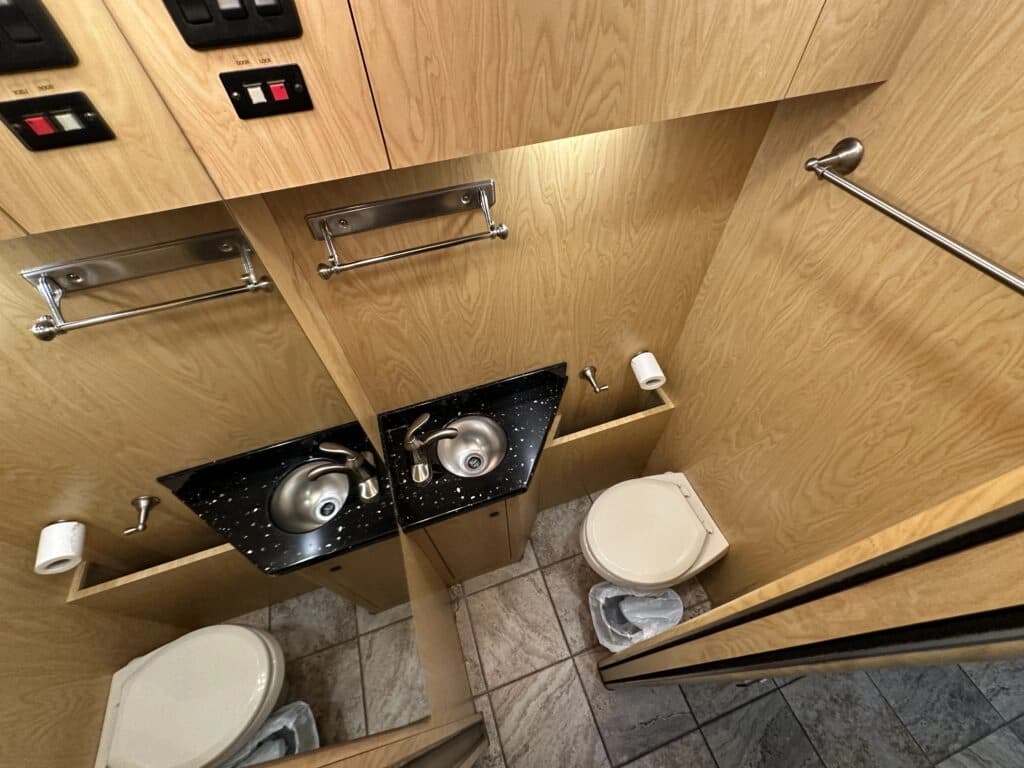 2005 Prevost XLII Entertainer Motorcoach - Image 19