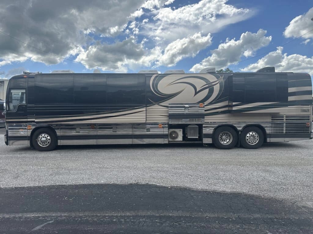 2005 Prevost XLII Entertainer Motorcoach - Image 3