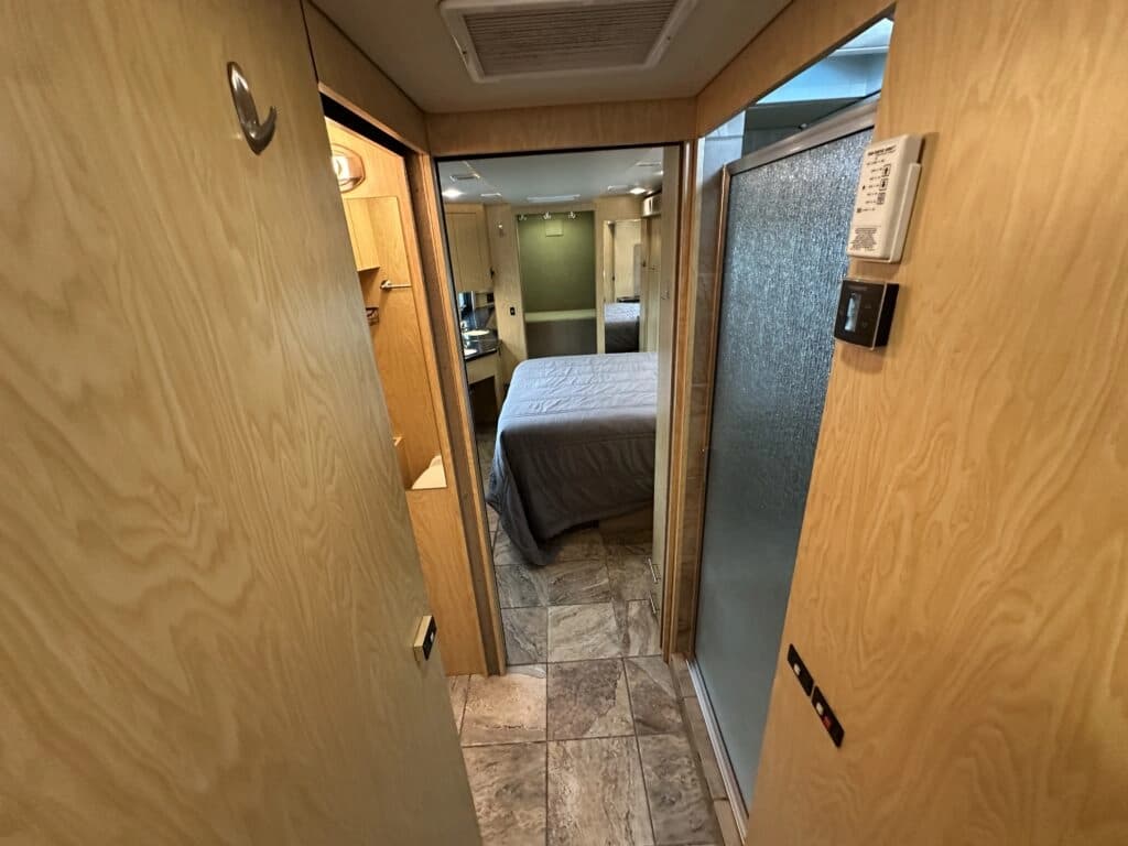 2005 Prevost XLII Entertainer Motorcoach - Image 21