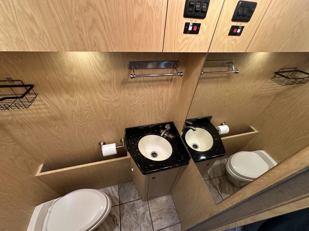 2005 Prevost XLII Entertainer Motorcoach - Image 22