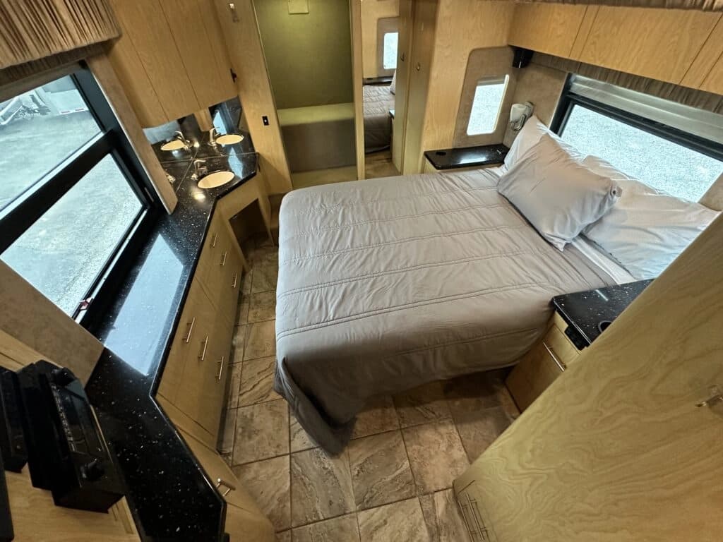 2005 Prevost XLII Entertainer Motorcoach - Image 23