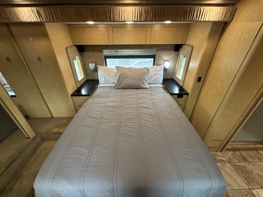 2005 Prevost XLII Entertainer Motorcoach - Image 24