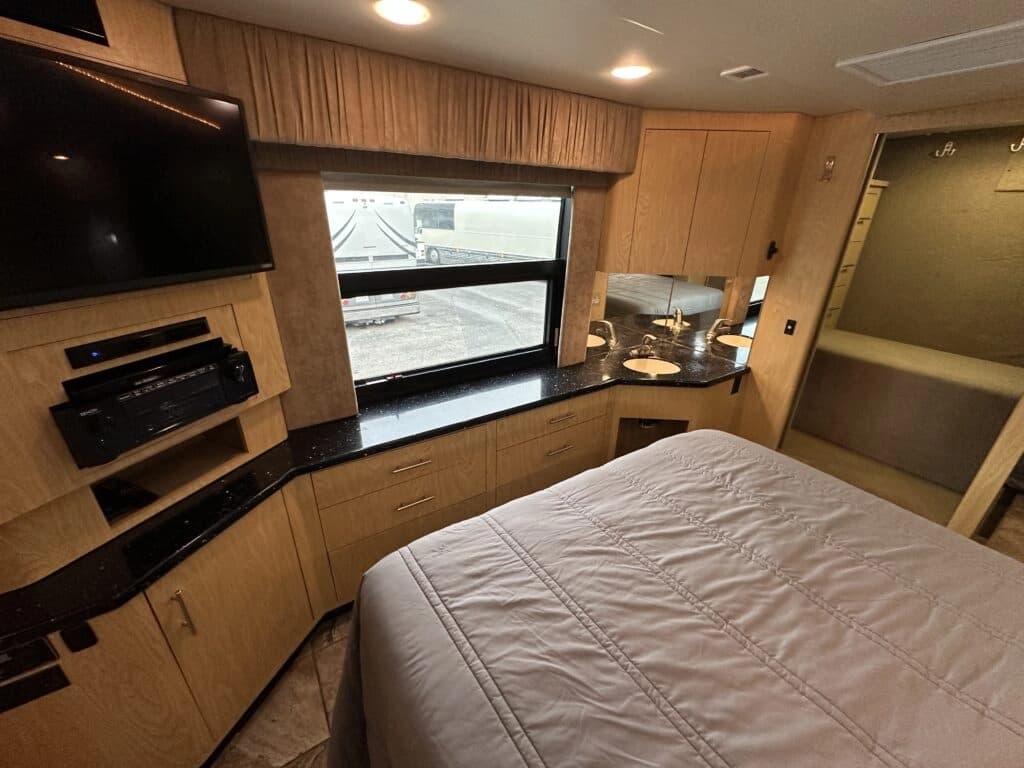 2005 Prevost XLII Entertainer Motorcoach - Image 25