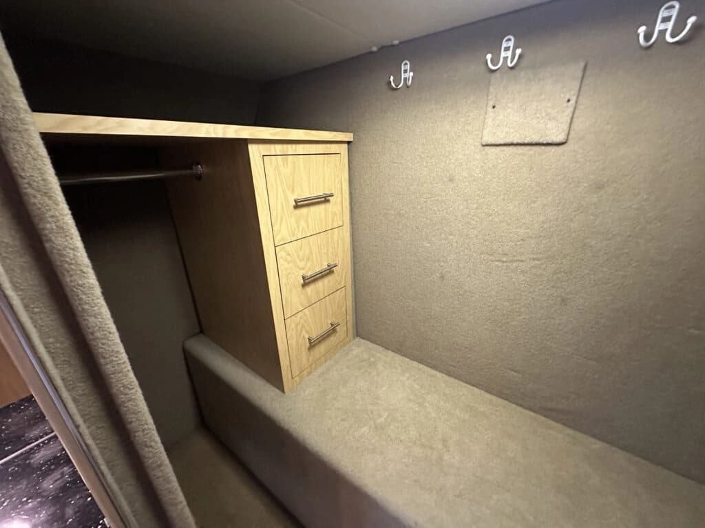 2005 Prevost XLII Entertainer Motorcoach - Image 27