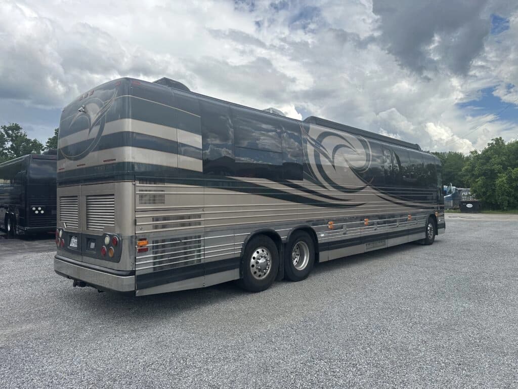 2005 Prevost XLII Entertainer Motorcoach - Image 5