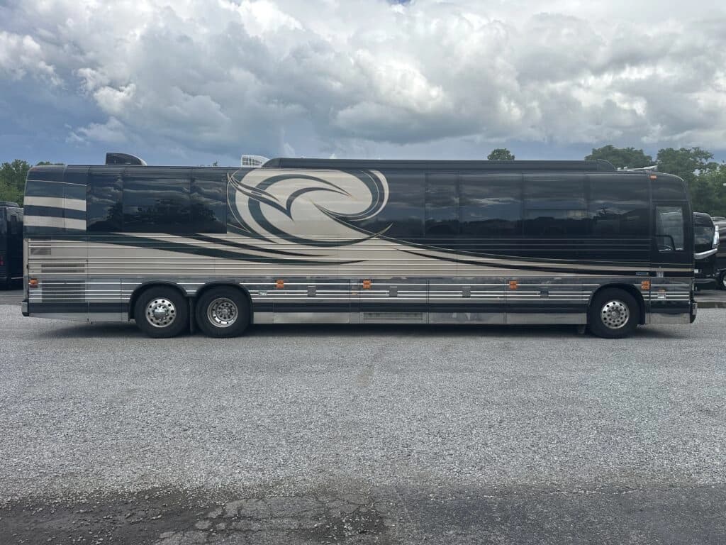 2005 Prevost XLII Entertainer Motorcoach - Image 6