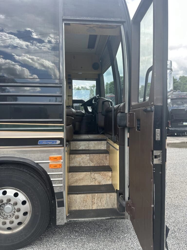 2005 Prevost XLII Entertainer Motorcoach - Image 7
