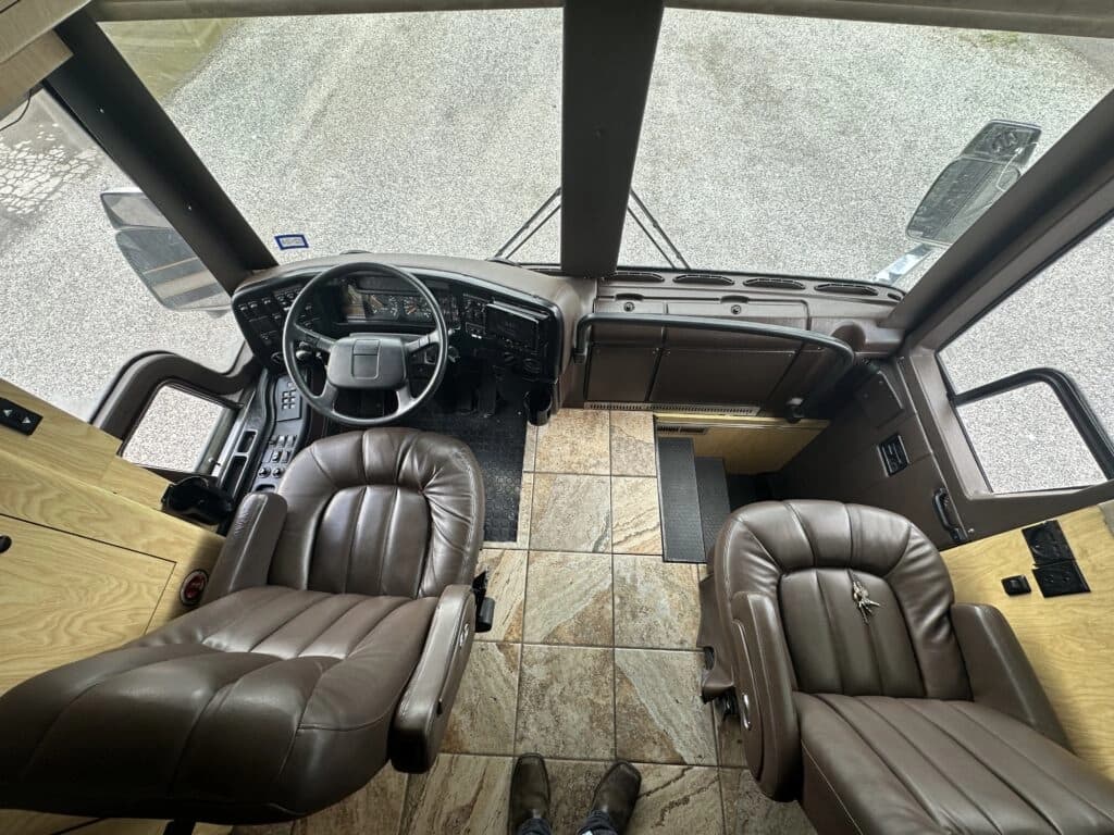2005 Prevost XLII Entertainer Motorcoach - Image 8