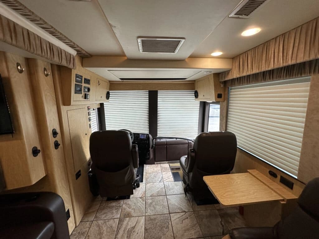 2005 Prevost XLII Entertainer Motorcoach - Image 10