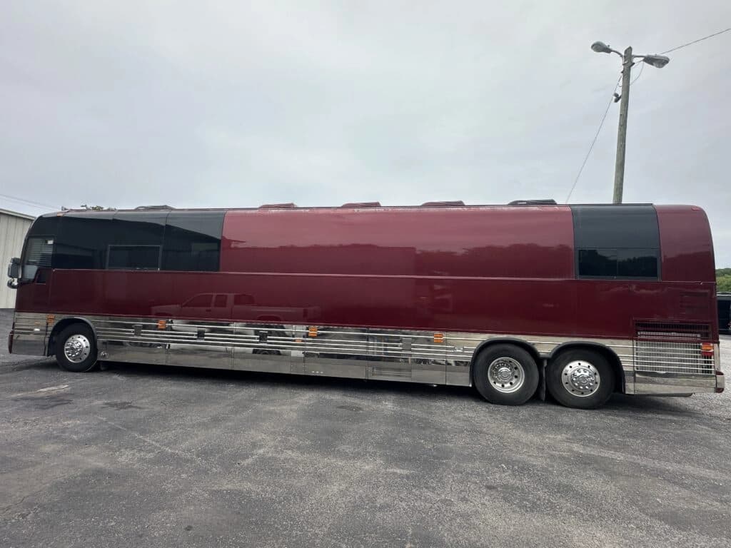 2006 Prevost XLII Entertainer Motorcoach - Image 2