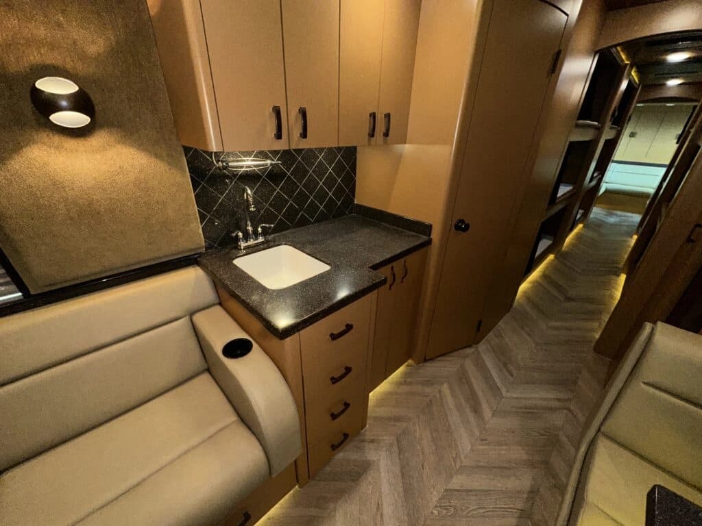 2006 Prevost XLII Entertainer Motorcoach - Image 11