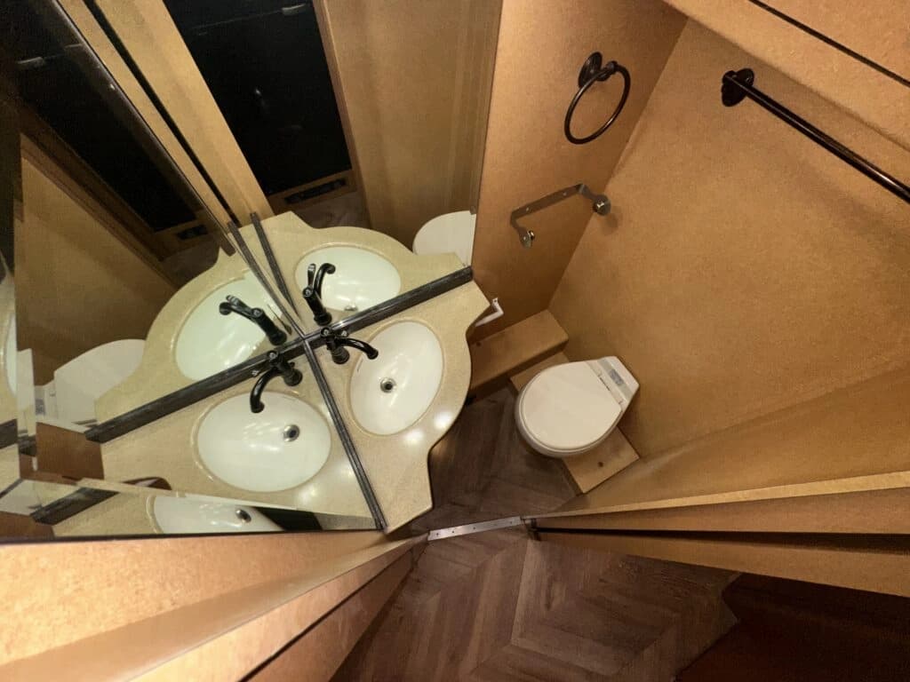 2006 Prevost XLII Entertainer Motorcoach - Image 12