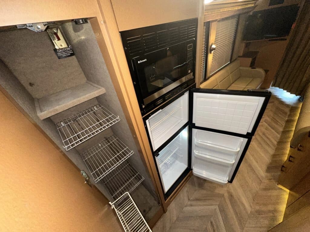 2006 Prevost XLII Entertainer Motorcoach - Image 13